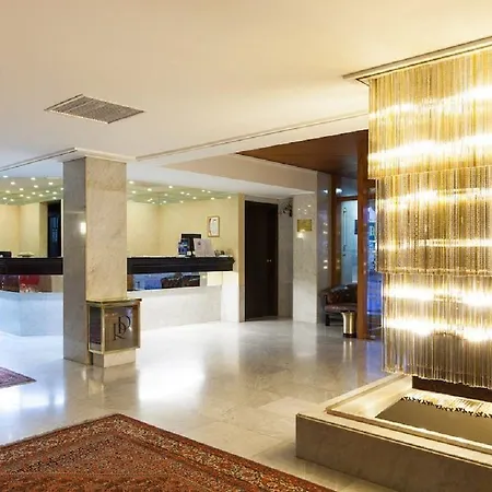 Royal Plaza מלון 4*